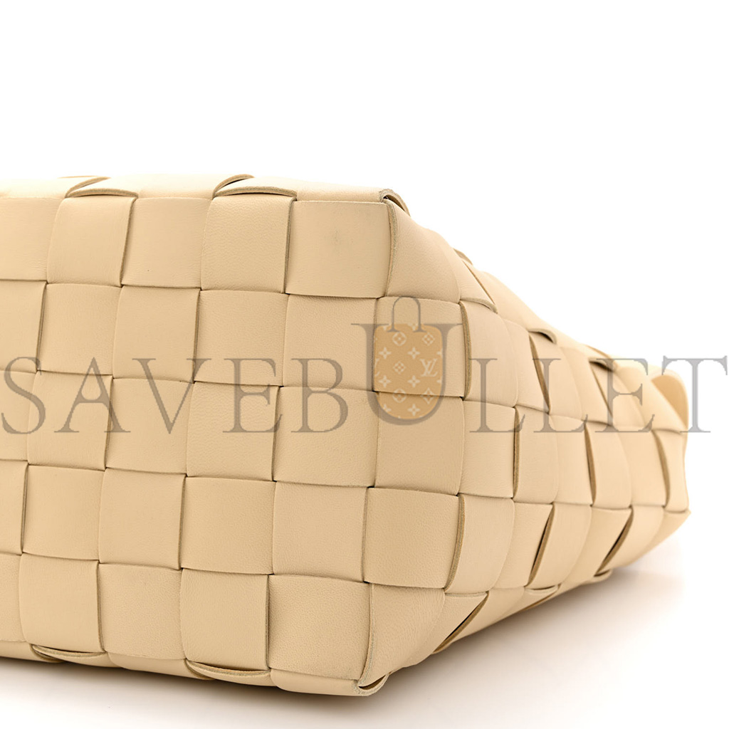 BOTTEGA VENETA LAMBSKIN MAXI INTRECCIATO BOWLING CASSETTE SHOULDER BAG PORRIDGE (27*27*15cm)